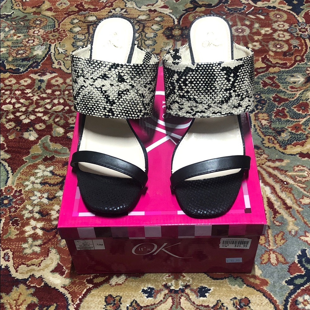 Chic Black and White Women's Sandals 12m it’s ok snake skin design